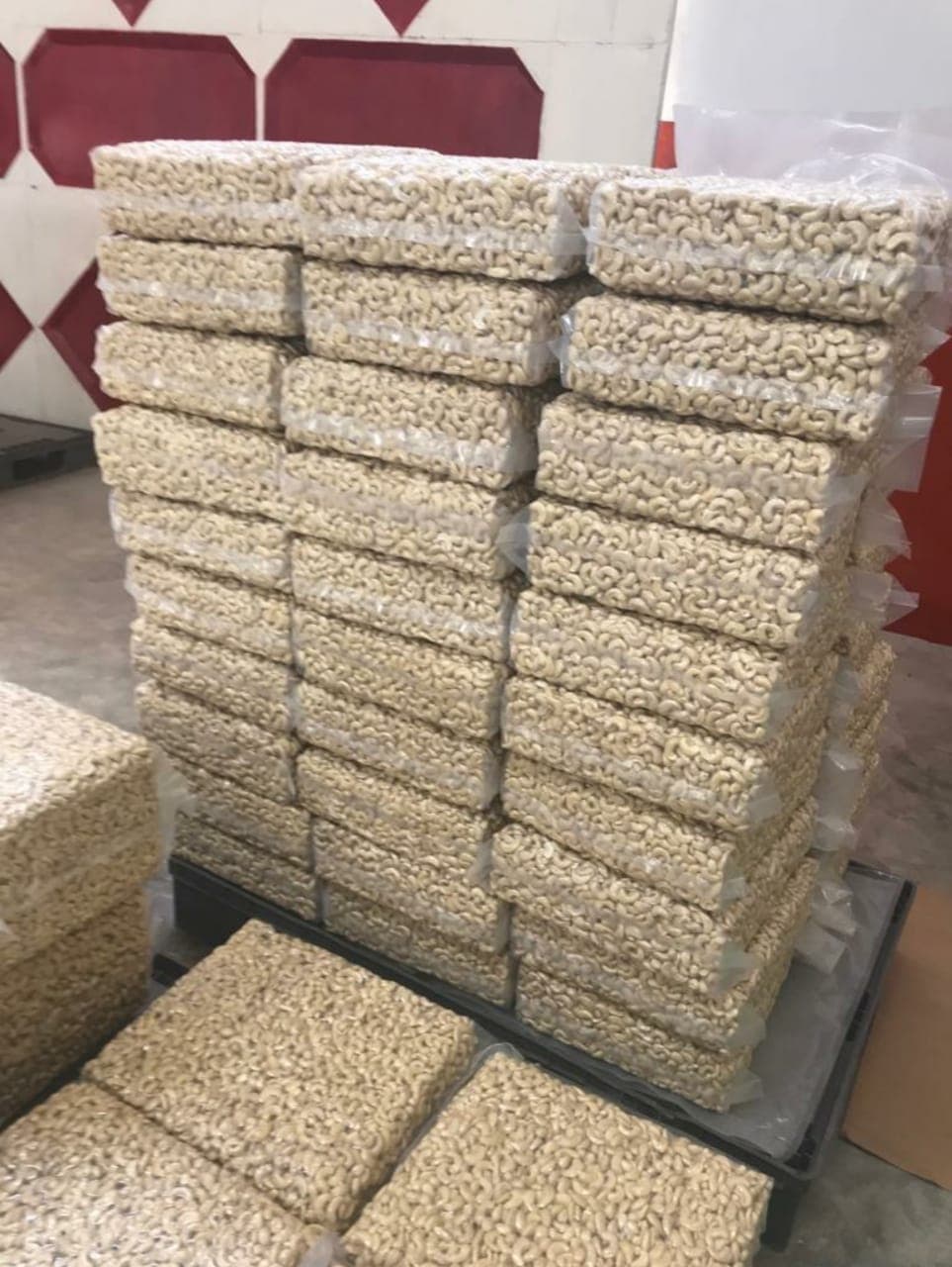Orzechy nerkowca bez łupin, pakowane próżniowo dla zachowania świeżości (Sahel Agri-Sol / Adalidda / domena publiczna)