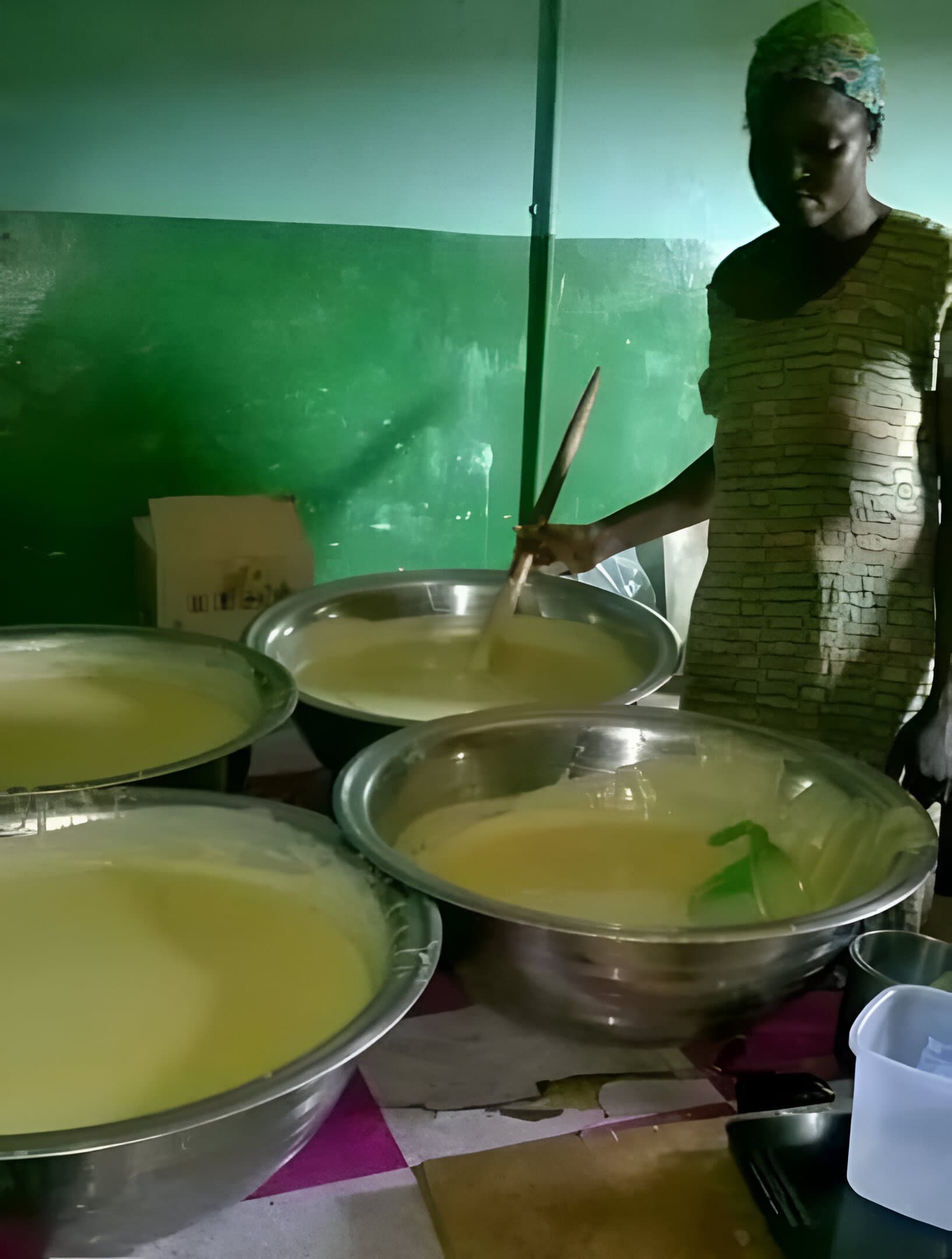 Malińska kobieta produkuje masło shea (źródło: Sahel Agri-Sol / Adalidda / Domena Publiczna)