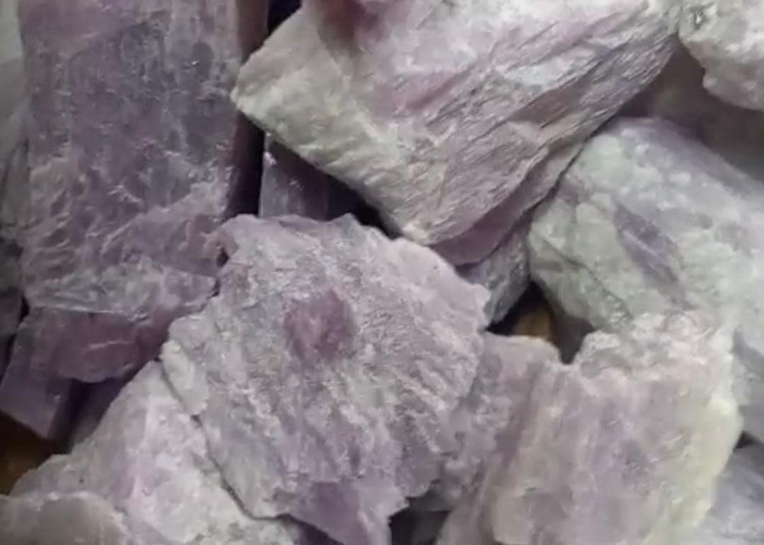 锂矿石（Adalidda / Sahel Agri-Sol / 公共领域）