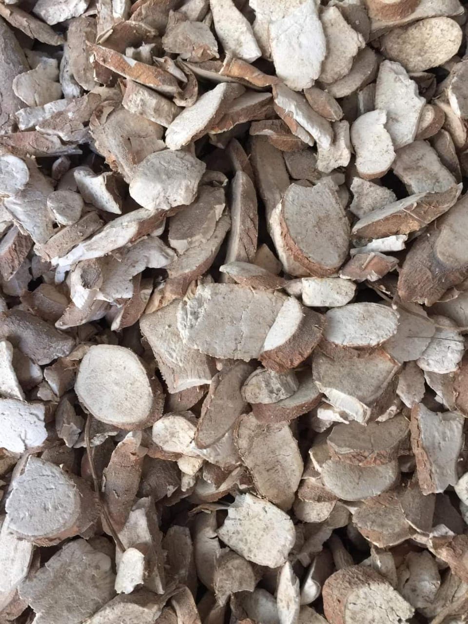 Dried, unpeeled cassava chips (Deko Group / public domain).